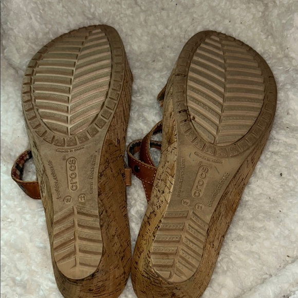CROCS Brown Sandals with Crisscross Straps - Picture 5 of 8